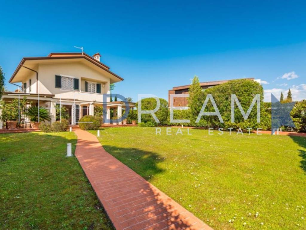 casa indipendente in affitto a Forte dei Marmi in zona Vittoria Apuana