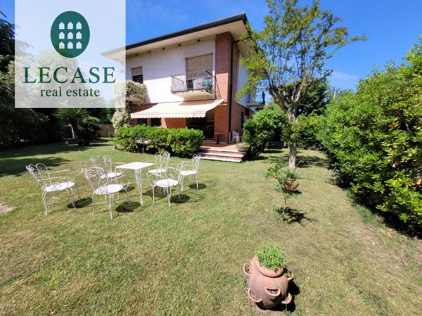 casa indipendente in affitto a Forte dei Marmi in zona Vittoria Apuana