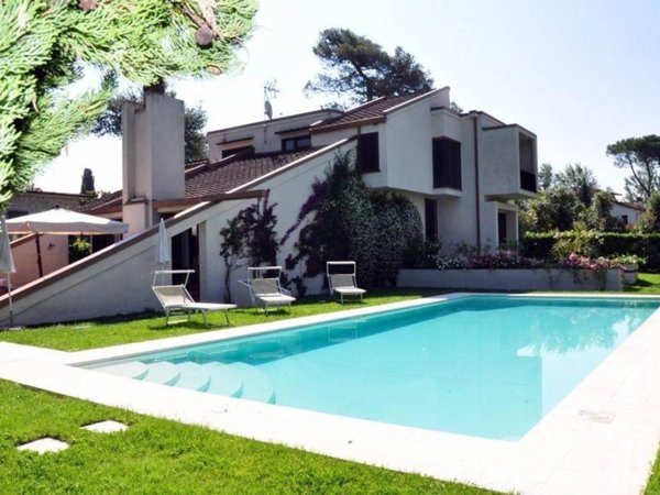 casa indipendente in affitto a Forte dei Marmi in zona Roma Imperiale