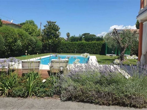 casa indipendente in affitto a Forte dei Marmi in zona Roma Imperiale