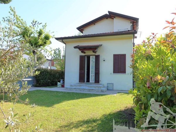 casa indipendente in affitto a Forte dei Marmi in zona Vittoria Apuana