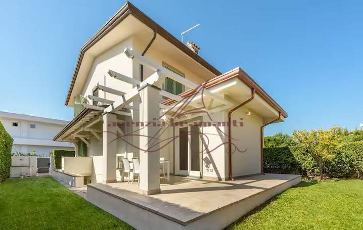 casa indipendente in affitto a Forte dei Marmi in zona Vittoria Apuana
