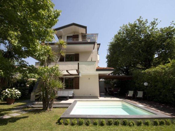 casa indipendente in affitto a Forte dei Marmi in zona Vittoria Apuana