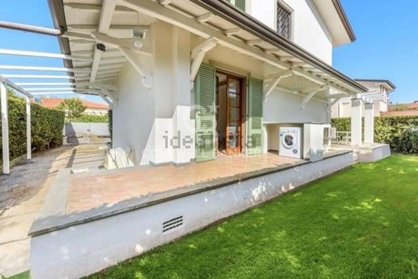 casa indipendente in affitto a Forte dei Marmi in zona Vittoria Apuana