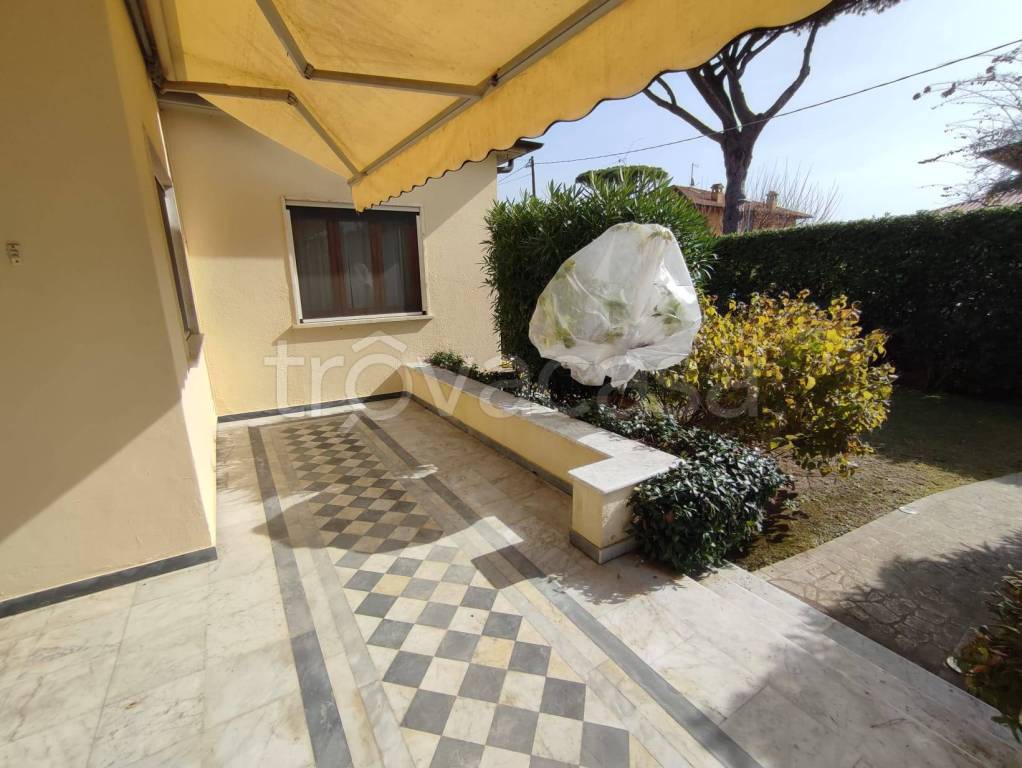 appartamento in affitto a Forte dei Marmi in zona Vittoria Apuana