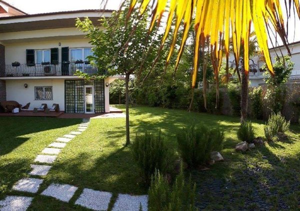 casa indipendente in affitto a Forte dei Marmi in zona Vittoria Apuana