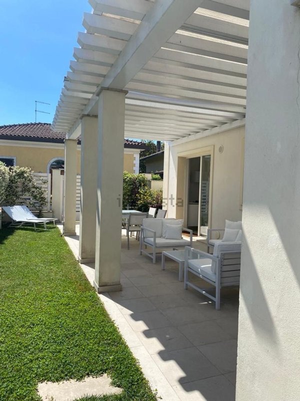 casa indipendente in affitto a Forte dei Marmi in zona Roma Imperiale