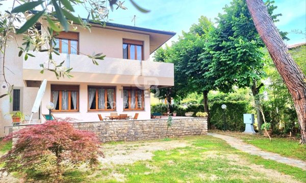 casa indipendente in affitto a Forte dei Marmi in zona Vittoria Apuana