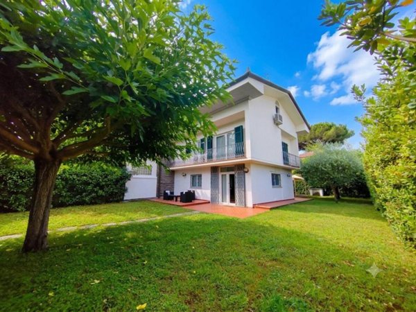 casa indipendente in affitto a Forte dei Marmi in zona Vittoria Apuana