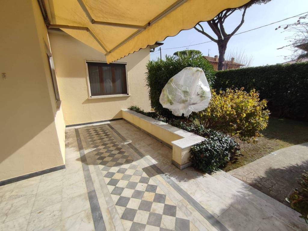 appartamento in affitto a Forte dei Marmi in zona Vittoria Apuana