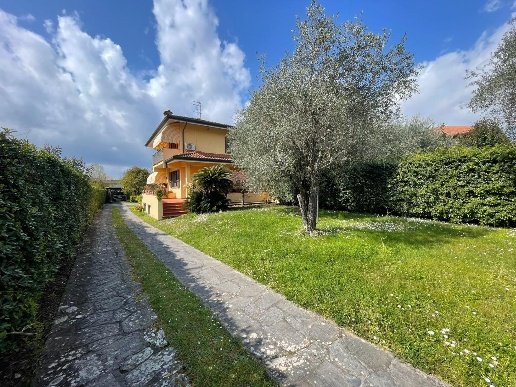 casa indipendente in affitto a Forte dei Marmi in zona Roma Imperiale