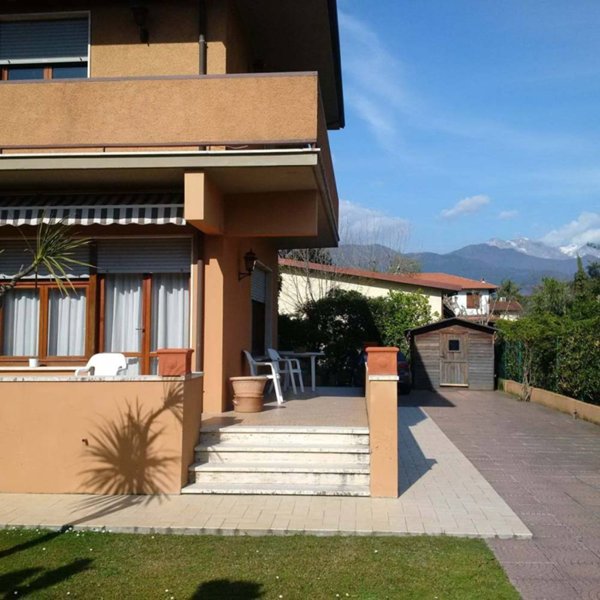 casa indipendente in affitto a Forte dei Marmi in zona Vittoria Apuana