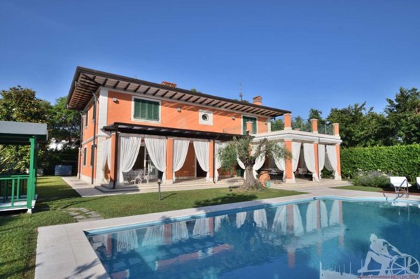 casa indipendente in affitto a Forte dei Marmi in zona Roma Imperiale