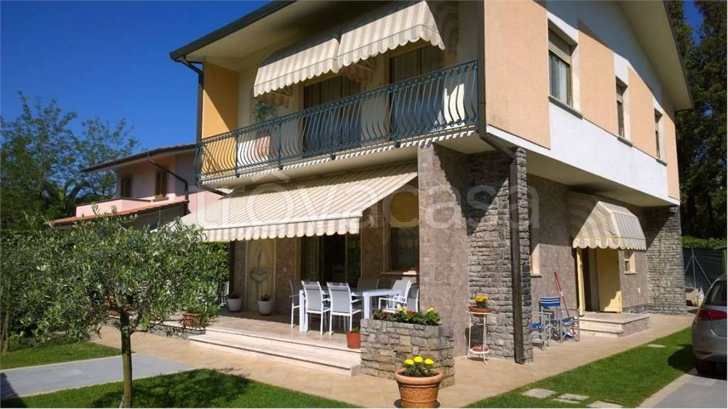 appartamento in affitto a Forte dei Marmi in zona Vittoria Apuana