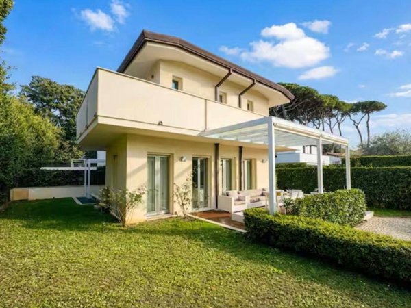 casa indipendente in affitto a Forte dei Marmi in zona Roma Imperiale