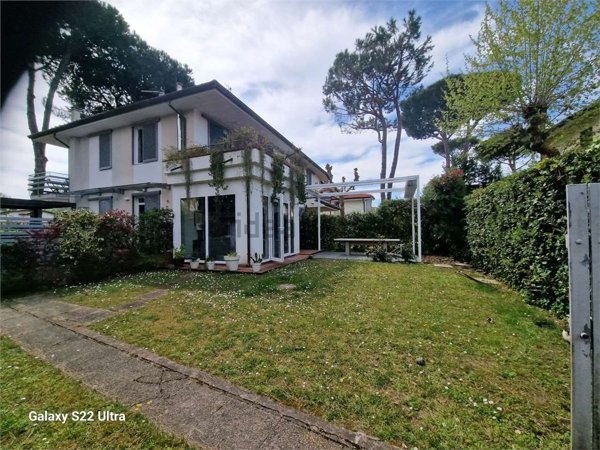 casa indipendente in affitto a Forte dei Marmi in zona Vittoria Apuana