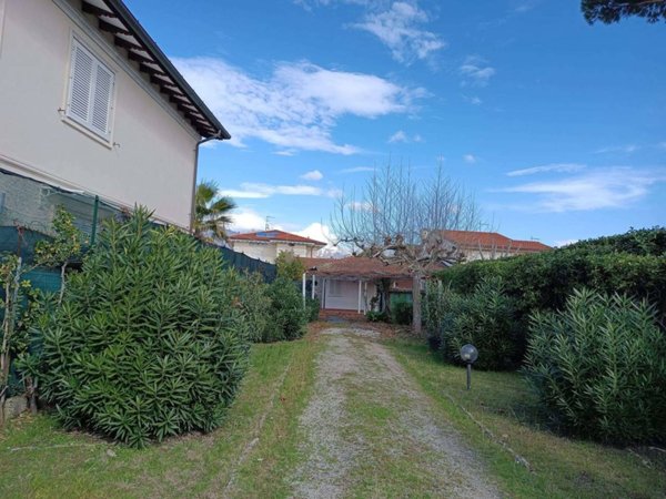 casa indipendente in affitto a Forte dei Marmi in zona Vittoria Apuana
