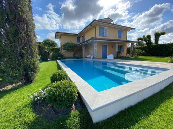 casa indipendente in affitto a Forte dei Marmi in zona Roma Imperiale