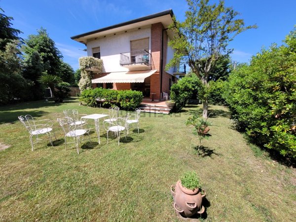 casa indipendente in affitto a Forte dei Marmi in zona Vittoria Apuana