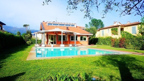 casa indipendente in affitto a Forte dei Marmi in zona Vittoria Apuana