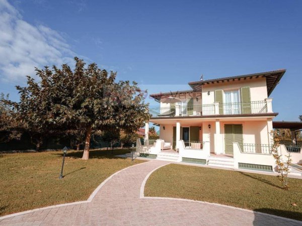 casa indipendente in affitto a Forte dei Marmi in zona Vittoria Apuana