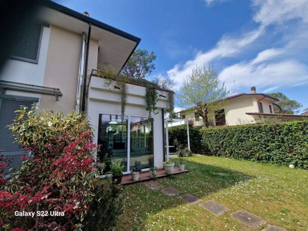 casa indipendente in affitto a Forte dei Marmi in zona Vittoria Apuana