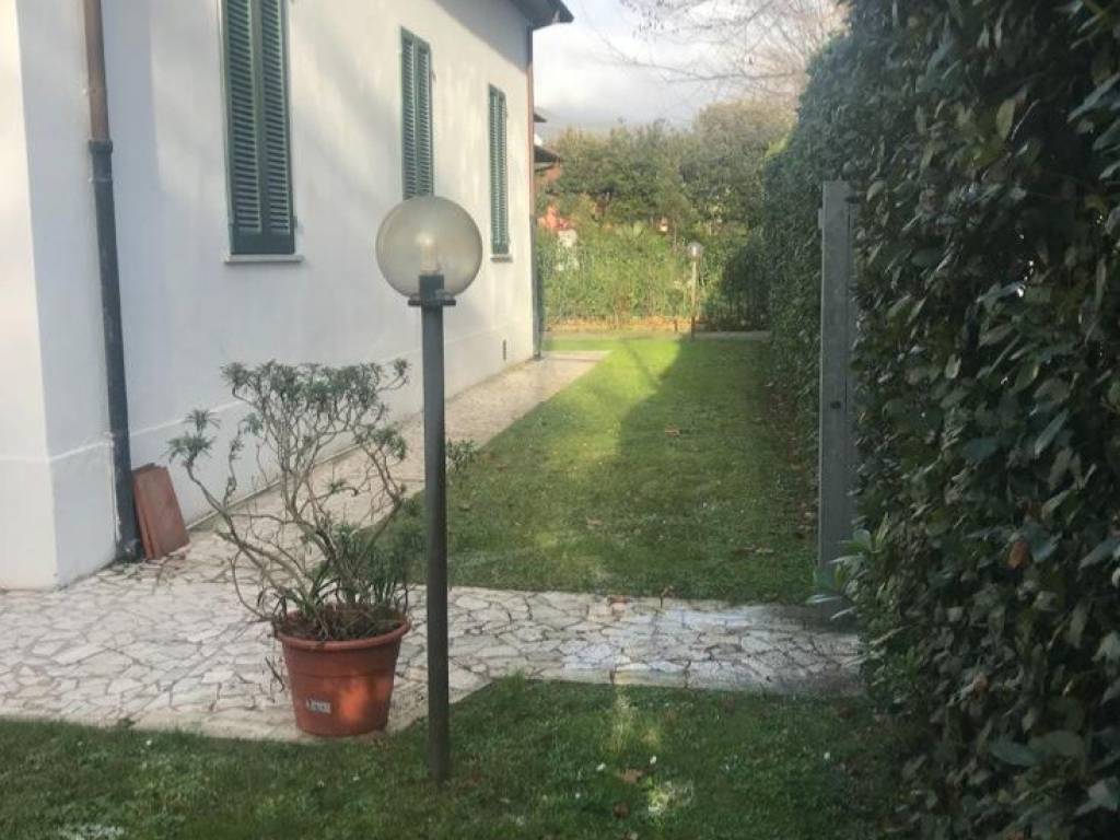 casa indipendente in affitto a Forte dei Marmi in zona Vittoria Apuana