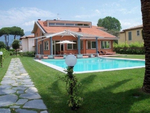 casa indipendente in affitto a Forte dei Marmi in zona Vittoria Apuana