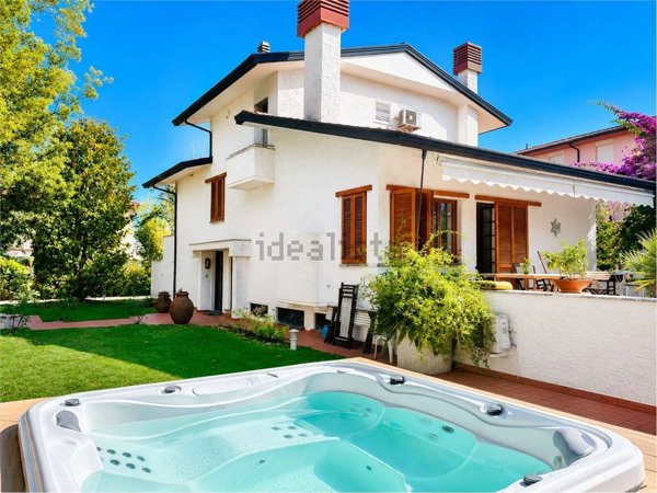 casa indipendente in affitto a Forte dei Marmi in zona Vittoria Apuana
