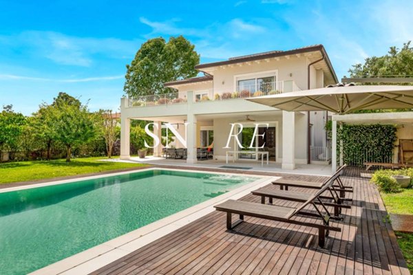 casa indipendente in affitto a Forte dei Marmi in zona Vittoria Apuana