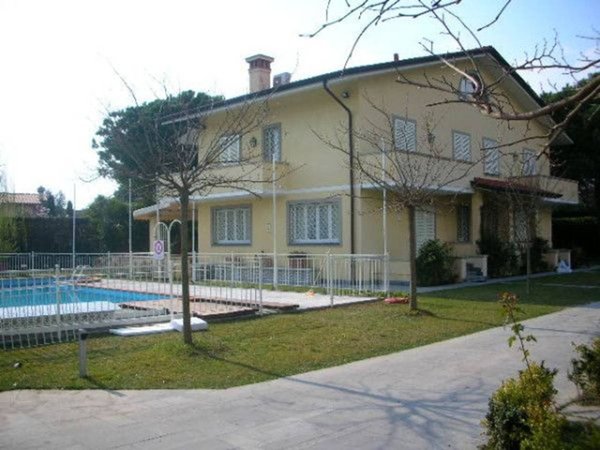 casa indipendente in affitto a Forte dei Marmi in zona Vittoria Apuana