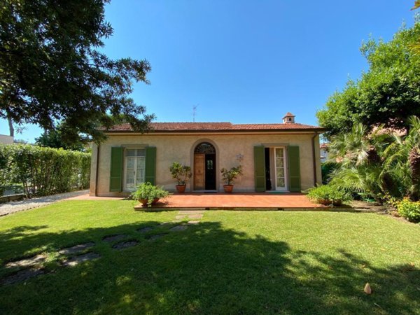 casa indipendente in affitto a Forte dei Marmi in zona Vittoria Apuana