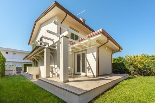 casa indipendente in affitto a Forte dei Marmi in zona Vittoria Apuana