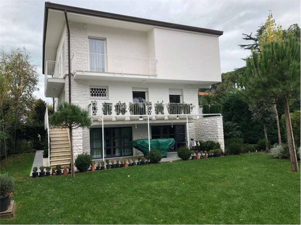 casa indipendente in affitto a Forte dei Marmi in zona Vittoria Apuana