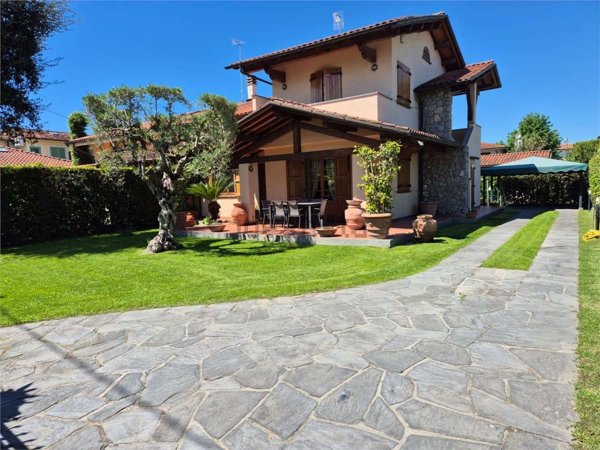 casa indipendente in affitto a Forte dei Marmi in zona Vittoria Apuana