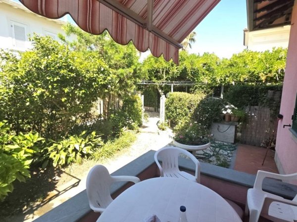 casa indipendente in affitto a Forte dei Marmi in zona Vittoria Apuana