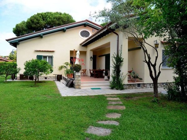 casa indipendente in affitto a Forte dei Marmi in zona Vittoria Apuana