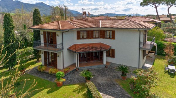 casa indipendente in affitto a Forte dei Marmi in zona Vittoria Apuana