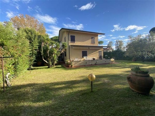 casa indipendente in affitto a Forte dei Marmi in zona Vittoria Apuana