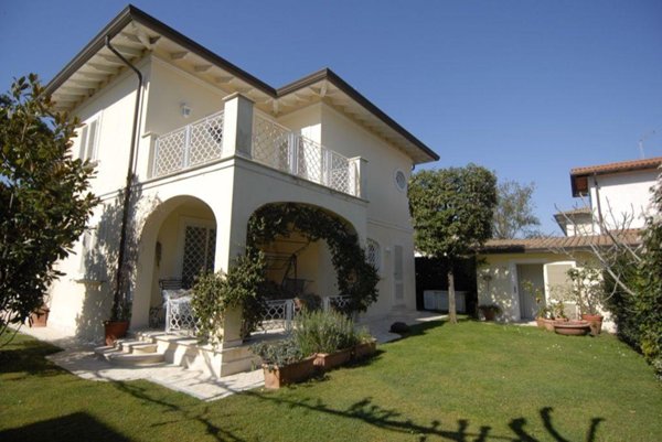 casa indipendente in affitto a Forte dei Marmi in zona Roma Imperiale