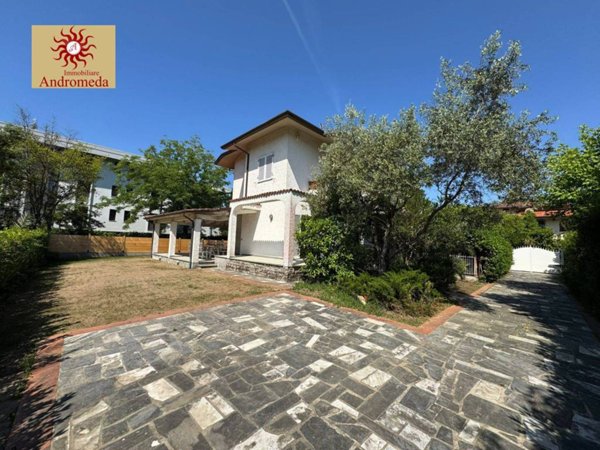casa indipendente in affitto a Forte dei Marmi in zona Roma Imperiale