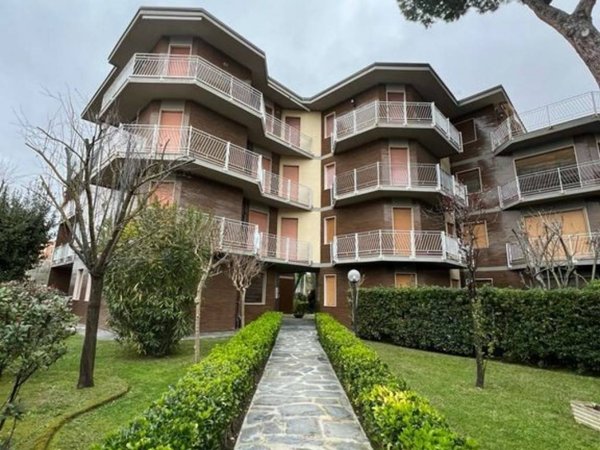 appartamento in affitto a Forte dei Marmi in zona Roma Imperiale