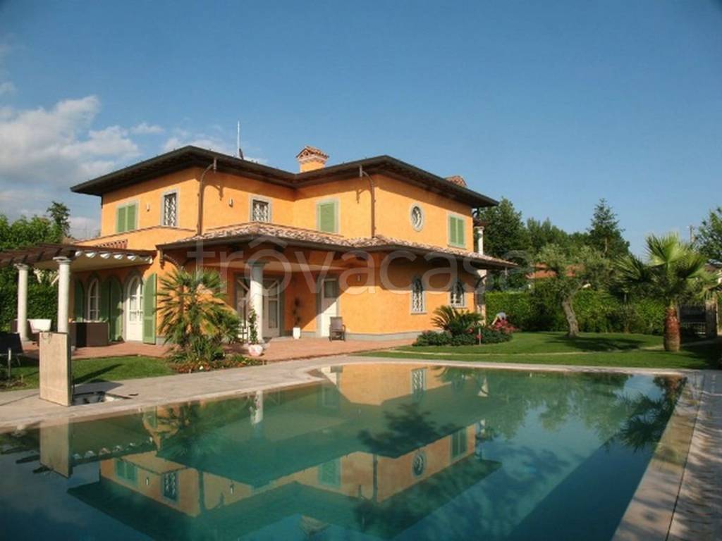 casa indipendente in affitto a Forte dei Marmi in zona Roma Imperiale