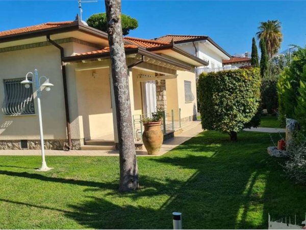 casa indipendente in affitto a Forte dei Marmi in zona Roma Imperiale