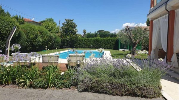 casa indipendente in affitto a Forte dei Marmi in zona Roma Imperiale