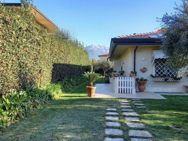 casa indipendente in affitto a Forte dei Marmi in zona Vittoria Apuana