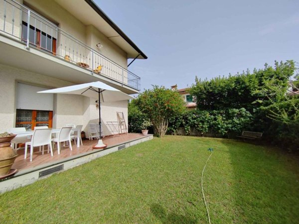 casa indipendente in affitto a Forte dei Marmi in zona Vittoria Apuana