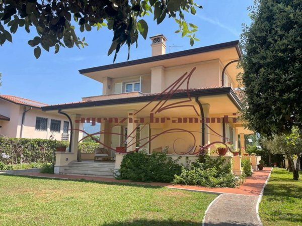 casa indipendente in affitto a Forte dei Marmi in zona Roma Imperiale