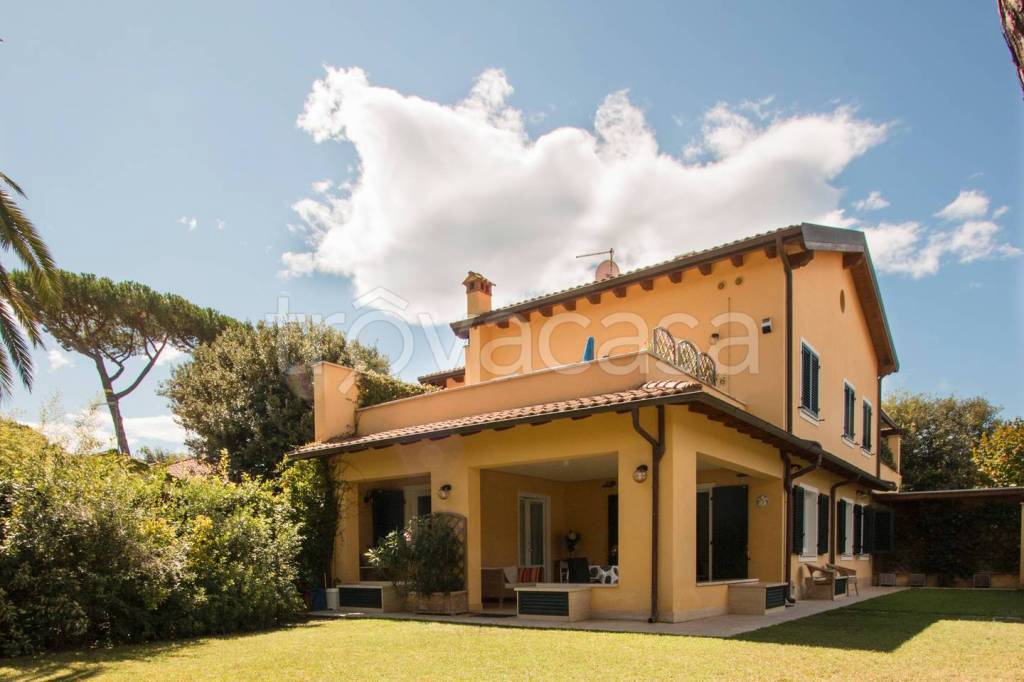 casa indipendente in affitto a Forte dei Marmi in zona Roma Imperiale