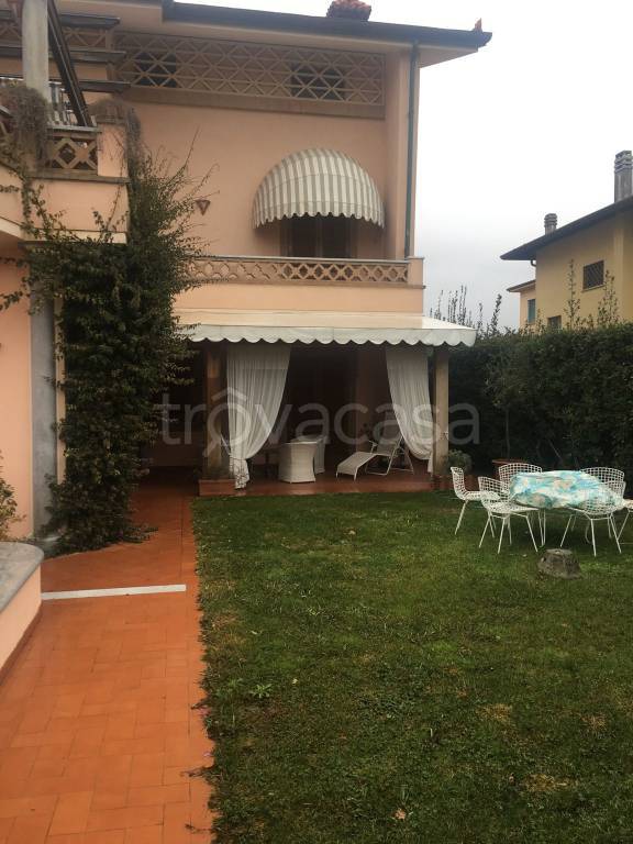 appartamento in affitto a Forte dei Marmi in zona Roma Imperiale
